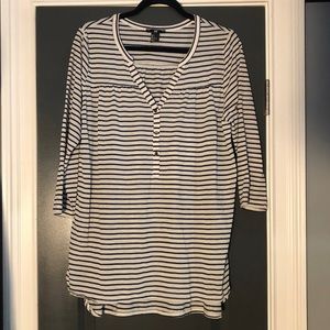 🟡3 For $40 NWOT H&M Navy &Off White Striped Shirt